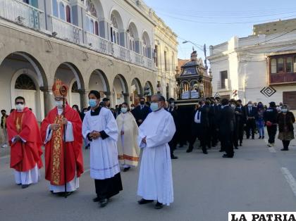 Monseñor Cristóbal Bialasik encabeza la Procesión del Santo Sepulcro /LA PATRIA