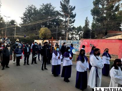 Vía Crucis Juvenil recorrió las calles de Oruro /DIÓCESIS