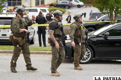 Las autoridades vigilan el exterior del centro comercial Columbiana Centre en Columbia, Carolina del Sur, tras un tiroteo /AP Foto /Sean Rayford