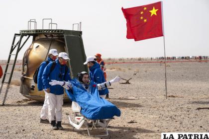 El astronauta chino Ye Guangfu se sienta fuera de la cápsula de retorno de la misión espacial tripulada Shenzhou-13 después de aterrizar /Cai Yang /Xinhua vía AP