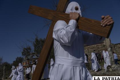 Penitentes de la cofradía El Santo Entierro durante una procesión en Bercianos de Aliste, en el noroeste de España / AP Foto/Bernat Armangué