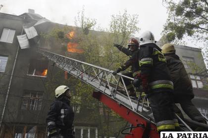Bomberos combaten un incendio en un edificio residencial después de un ataque ruso /AP Foto /Andrew Marienko
