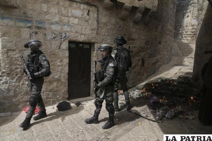 Policías israelíes se despliegan en la zona antigua de Jerusalén /AP Foto/Mahmoud Illean