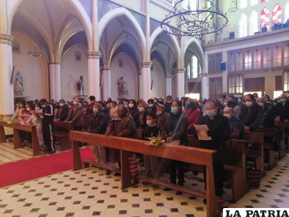 Fieles participan del Domingo de Resurrección /LA PATRIA