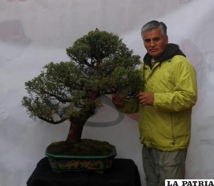 El experto en bonsáis Freddy Balderrama /Fruticultores de Oruro