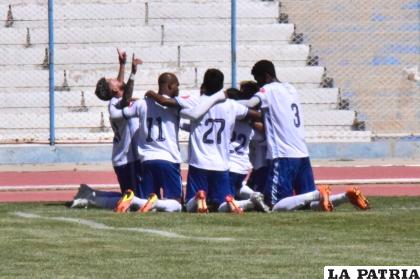 El plantel “santo” celebró al final del encuentro /LA PATRIA
