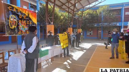 Estudiantes de la U.E. “Juan Lechín Oquendo” durante el taller /LA PATRIA