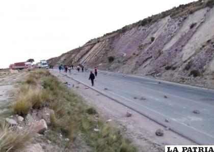 La semana anterior los mineros de Kami bloquearon el sector de Sayari /RED PIO XII ORURO