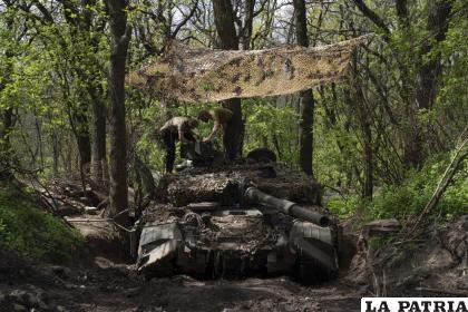 Soldados ucranianos instalan una ametralladora en un tanque en la región de Donetsk /AP Foto /Evgeniy Maloletka