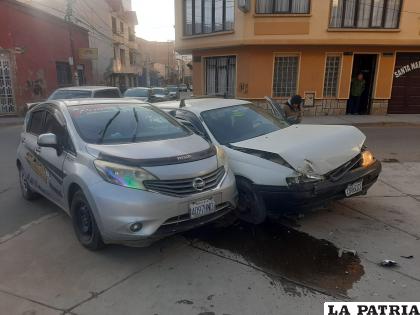 Ambos taxis chocaron la madrugada de ayer /LA PATRIA