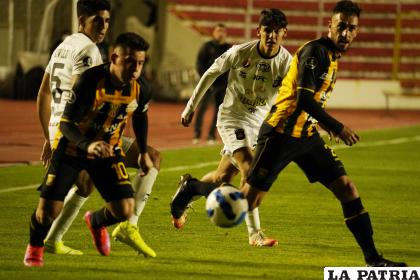 Henry Vaca con el balón, su aporte no fue muy efectivo /APG