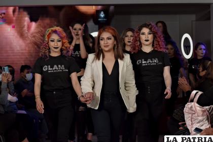 Alisson Pary junto a sus modelos en la pasarela de colorimetría /GLAM