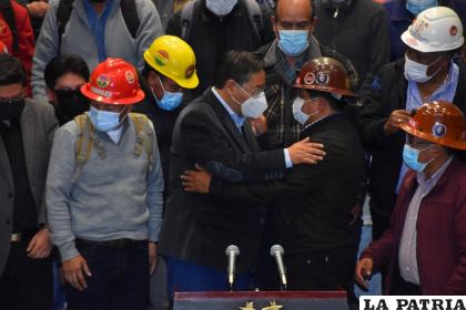 El acuerdo fue sellado con un abrazo entre Arce y Huarachi /APG