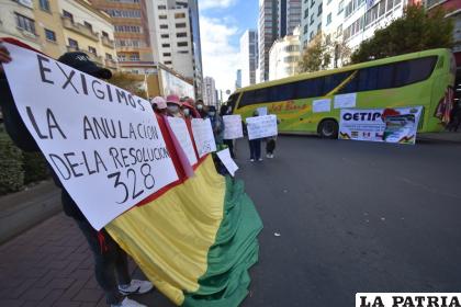 Los ómnibuses paralizaron el centro de la ciudad de La Paz /APG