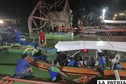 En esta fotografía proporcionada por la Guardia Costera filipina, rescatistas llevan a cabo operativos en el sitio donde colapsó un puente /Guardia Costera de Filipinas vía AP