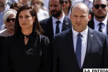 El primer ministro israelí Naftali Bennett y su esposa Gilat /Amir Cohen /Pool Photo vía AP