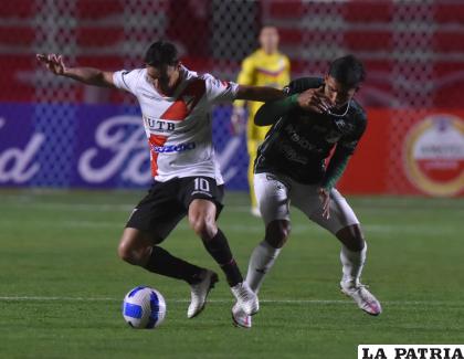 Gustavo Cristaldo con el dominio del balón intenta generar en el mediocampo /APG