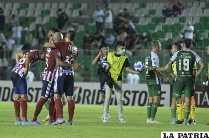 Jugadores de Junior celebran el triunfo ante el desconsuelo de los “verdolagas” /APG
