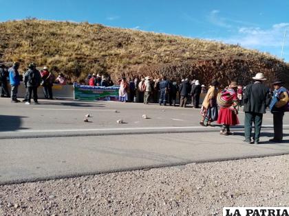 El lunes de esta semana, los habitantes de Caracollo bloquearon la carretera en apoyo a Lequepampa  /FESORC