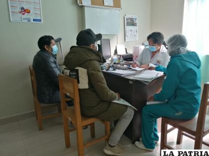 El doctor Salas en una de sus consultas durante la campaña del Hospital General /LA PATRIA