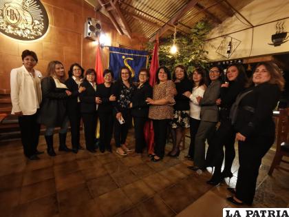 La Gobernadora Lidia Arnez, junto con algunas socias en Oruro /LA PATRIA
