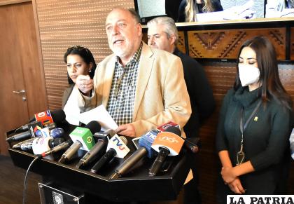Los parlamentarios Enrique Urquidi, Nely Gallo, Gabriela Ferrel y los jefes de bancada de CC /APG