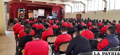 Los estudiantes ayer conocieron a detalle la Ley 348 /LA PATRIA