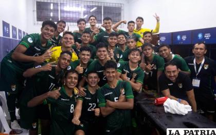 Los integrantes de la Verde celebran en el camarín el triunfo que lograron frente a Perú /FBF