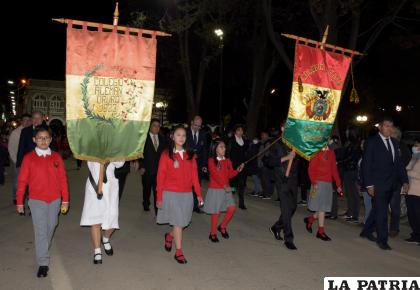Los alumnos más destacados abrieron el desfile del centenario