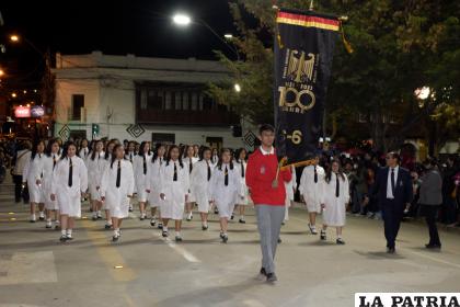 La promoción del centenario en su paso por la plaza principal 10 de Febrero