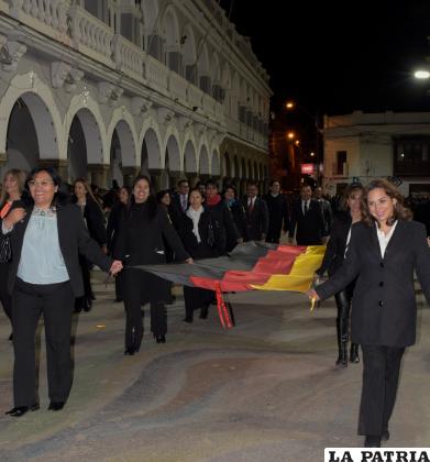 Negro, rojo y amarillo ondearon en el desfile del centenario