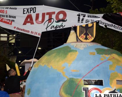 Los pasacalles bajos no lograron impedir el paso de las carrozas