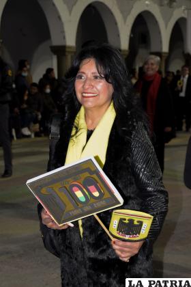 Los distintivos y faroles no faltaron en el desfile 
