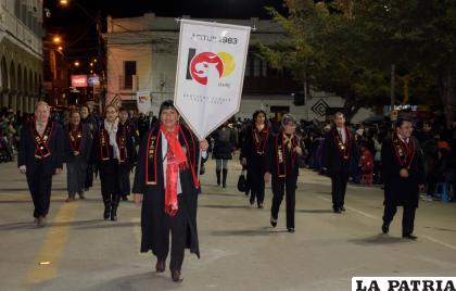 Los graduados del 1983 también lucieron su distintivo en el desfile
