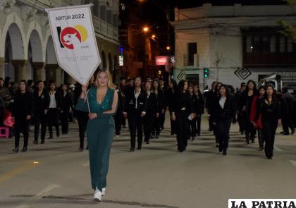 La generación de graduados más joven cerró el desfile del centenario con broche de oro 
