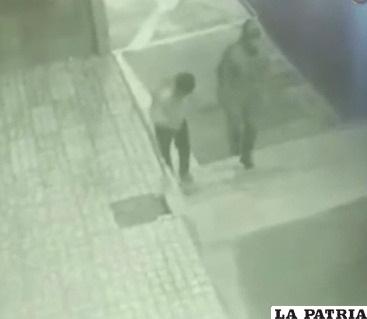 La víctima camina con el autor del asesinato 
/Urgente.bo