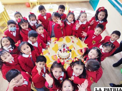 Estudiantes del Colegio Alemán le cantan en su centenario /Cortesía 
