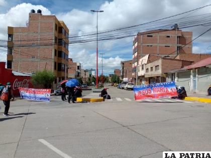 La calle La Paz en la zona de la cárcel de San Pedro bloqueada por maestros /LA PATRIA