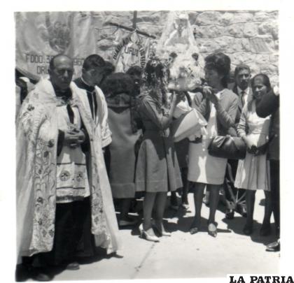 La cofradía «Virgen del Socavón» de los diablos del buzo celeste