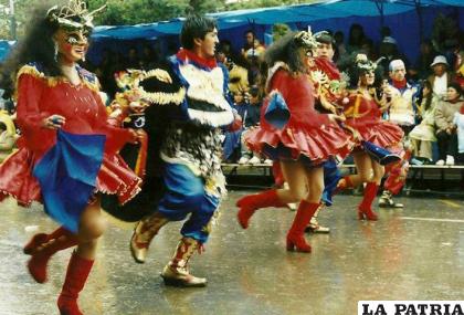 A inicios del 2000 un grupo de chinas junto a Víctor Hugo Silva (?)
