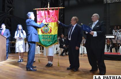 El reconocimiento de la Cámara de Senadores fue entregado por Fernando Dehne /LA PATRIA