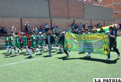 Durante la vuelta olímpica de los jugadores de Cooperativa Minera Poopó /LA PATRIA
