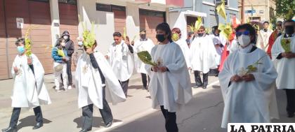 Los fieles recorrieron las calles con sus palmas /LA PATRIA