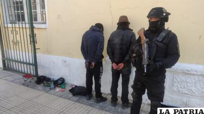 Ambos lustrabotas fueron arrestados y llevados a instalaciones de la Felcn /LA PATRIA