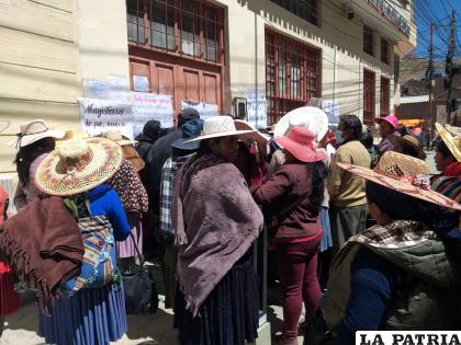 Padres de familia bloquean ingreso de la Dirección de Educación exigiendo la devolución de ítems /LA PATRIA