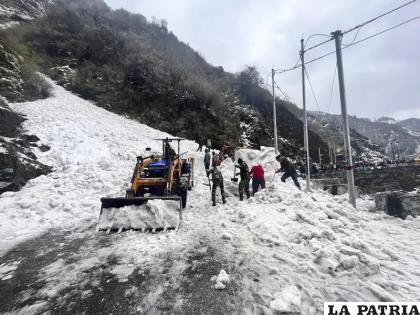En esta imagen proporcionada por el ejército de India, soldados despejan nieve de una avalancha cerca del paso de montaña de Nathu La /Ejército indio via AP