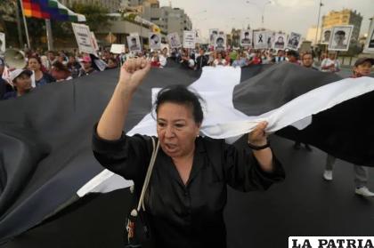 Manifestantes marchan contra la presidente peruana Dina Boluarte 
/AP Foto/Martín Mejía, Archivo