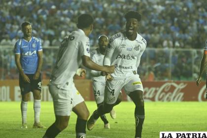 Eduardo Bauermann celebra con sus compañeros el gol que anotó /APG