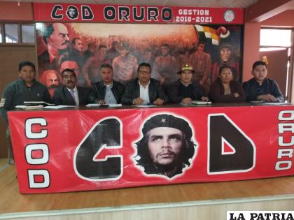 Representantes de la Comisión de Poderes junto con el actual representante del Comité Cívico /LA PATRIA 