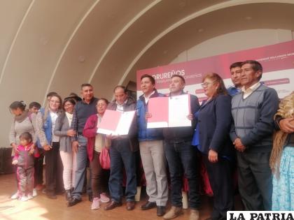 Entrega de la ley de Creación de Distritos Municipales en el municipio de Oruro /LA PATRIA